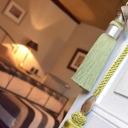 Hotel Le Petit Chou Entraigues (Puy-de-Dome)